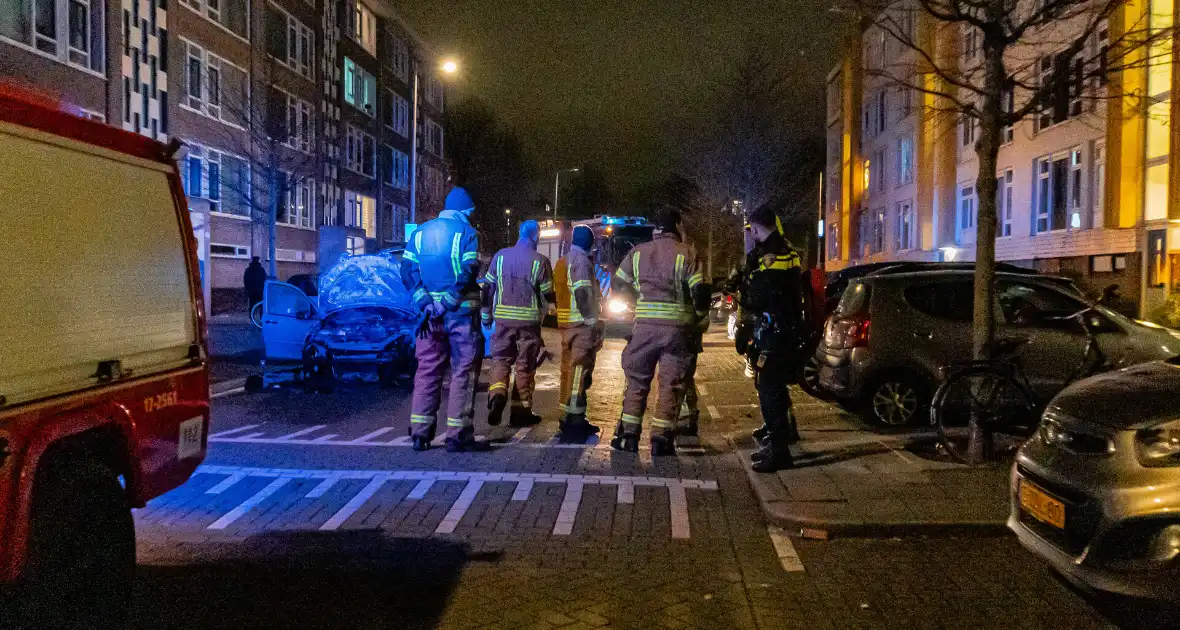 Rook vanonder motorkap eindigt in uitgebrand motorcompartiment - Foto 1