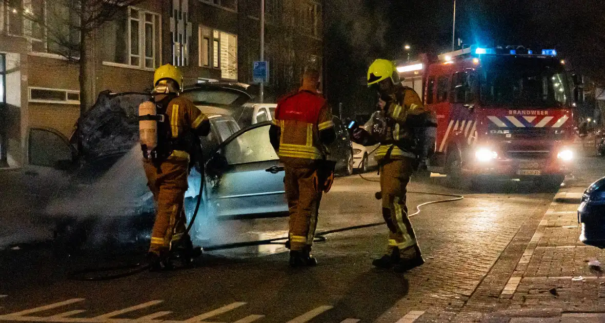 Rook vanonder motorkap eindigt in uitgebrand motorcompartiment - Foto 2