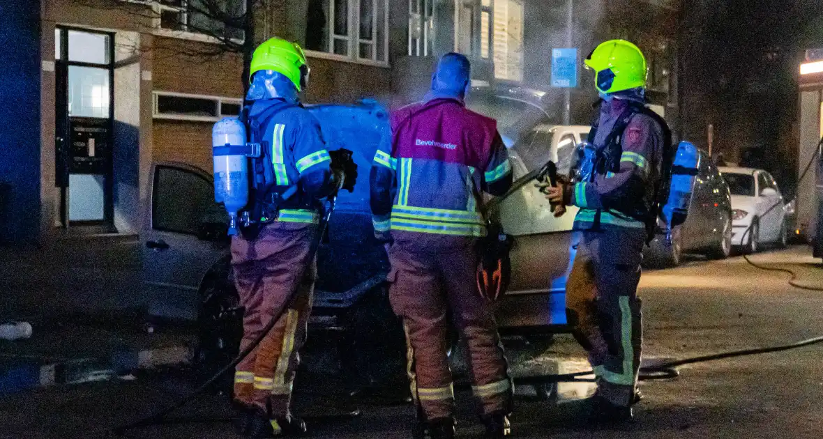 Rook vanonder motorkap eindigt in uitgebrand motorcompartiment - Foto 3