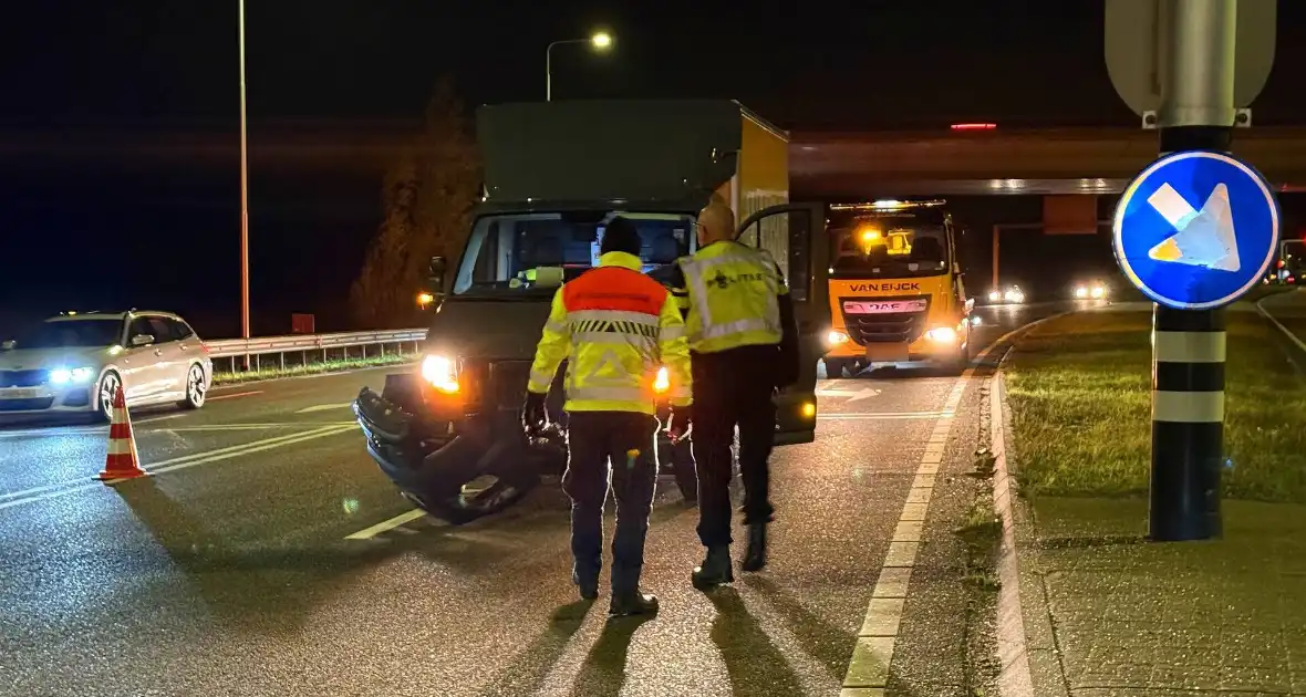 Bakwagen en personenauto komen met elkaar in botsing