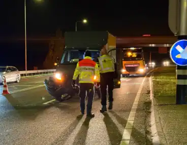 Bakwagen en personenauto komen met elkaar in botsing