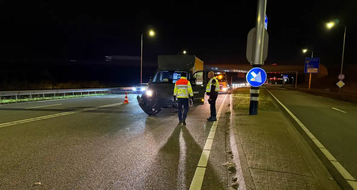 Bakwagen en personenauto komen met elkaar in botsing - Foto 1