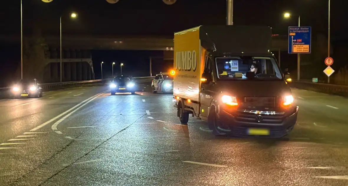 Bakwagen en personenauto komen met elkaar in botsing - Foto 3