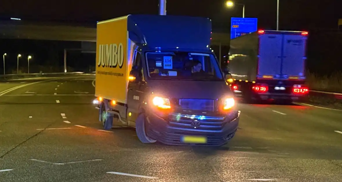 Bakwagen en personenauto komen met elkaar in botsing - Foto 4