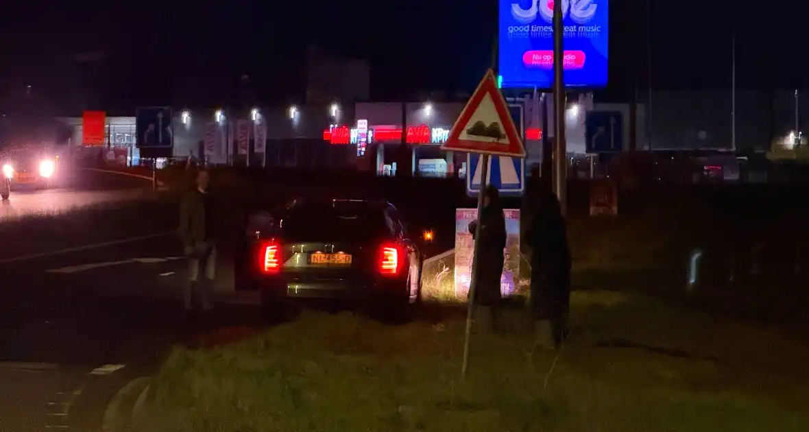 Bakwagen en personenauto komen met elkaar in botsing - Foto 5