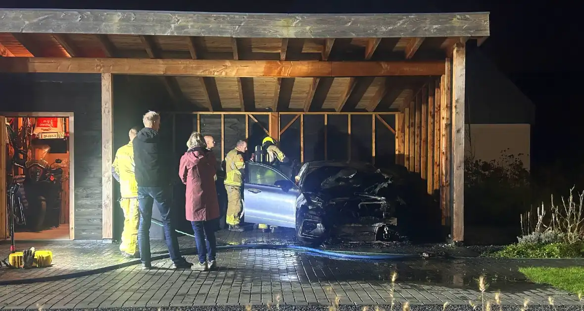 Auto vliegt in brand onder carport