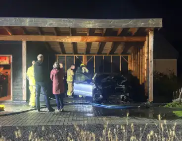 Auto vliegt in brand onder carport