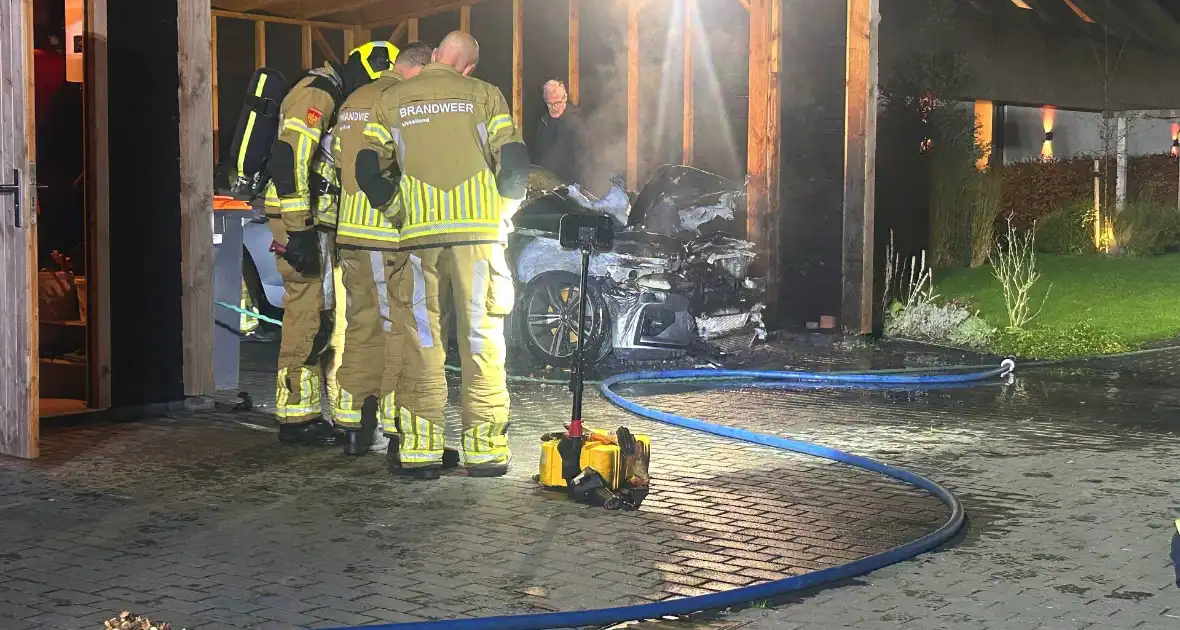 Auto vliegt in brand onder carport - Foto 1