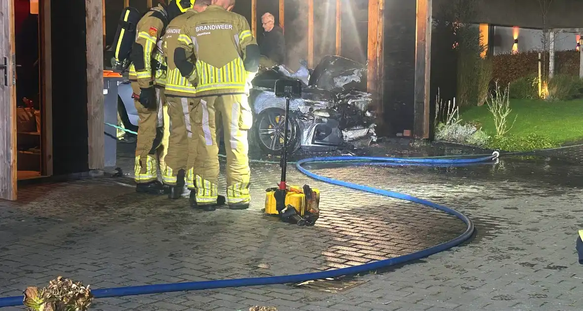 Auto vliegt in brand onder carport - Foto 2