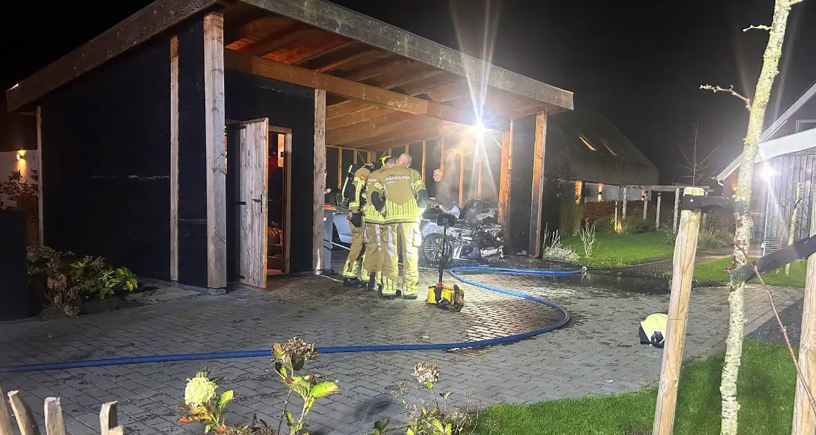 Auto vliegt in brand onder carport - Foto 3