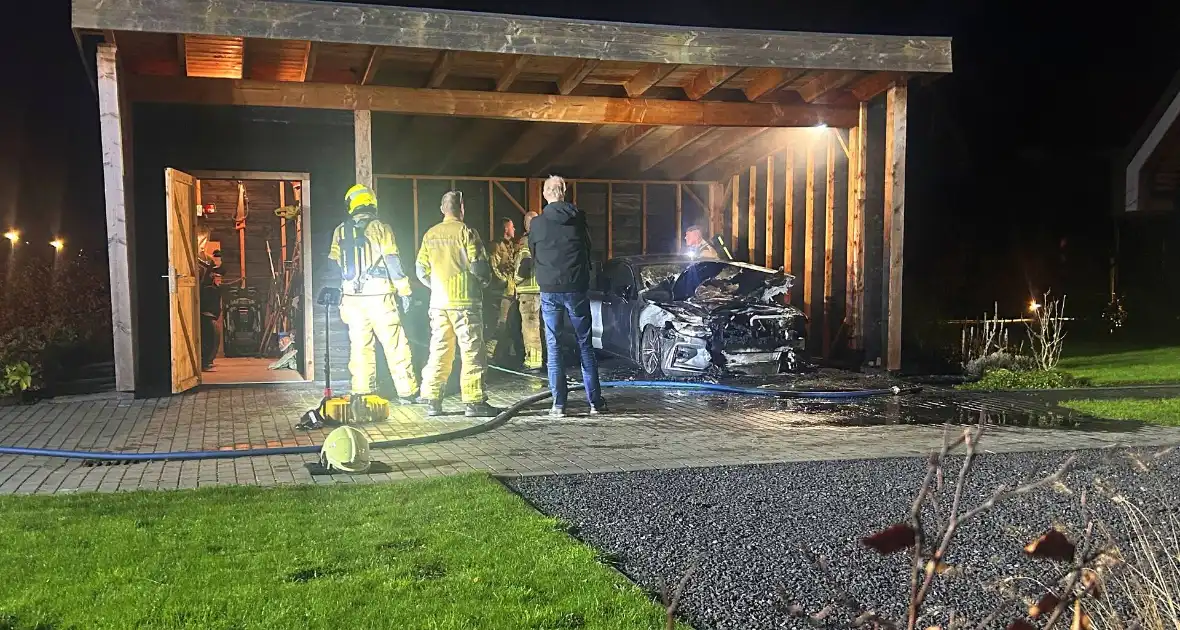 Auto vliegt in brand onder carport - Foto 4