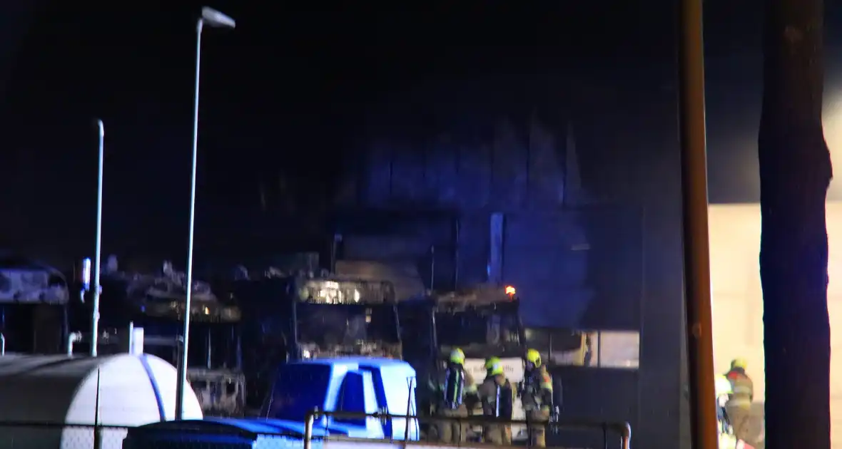 Vijf vrachtwagen total-loss verklaard door brand - Foto 7