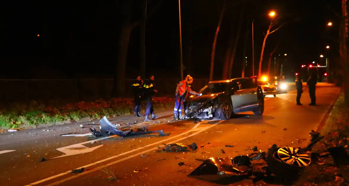 Auto total-loss na botsing met boom - Foto 1