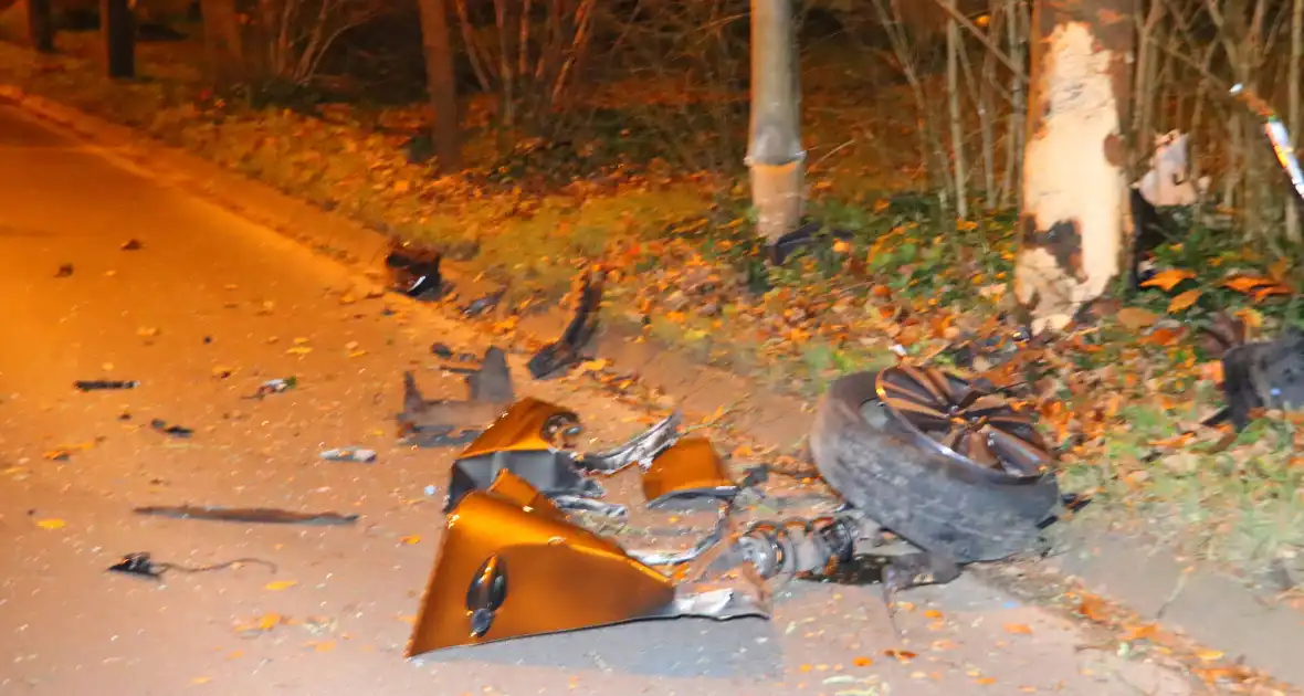 Auto total-loss na botsing met boom - Foto 4