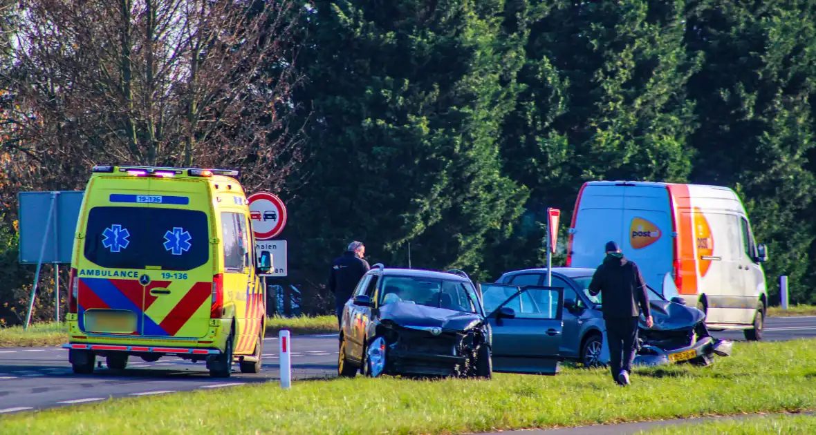 Toevallig passerende ambulance meldt frontale aanrijding - Foto 1