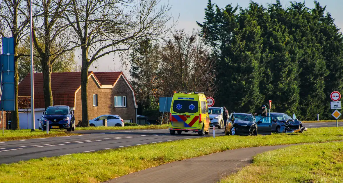 Toevallig passerende ambulance meldt frontale aanrijding - Foto 2