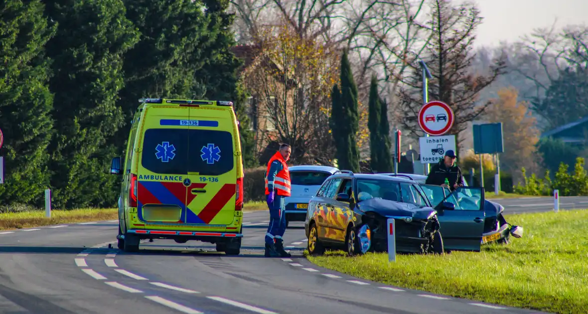 Toevallig passerende ambulance meldt frontale aanrijding - Foto 3