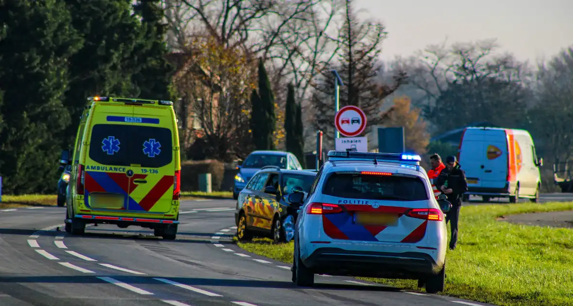 Toevallig passerende ambulance meldt frontale aanrijding - Foto 4