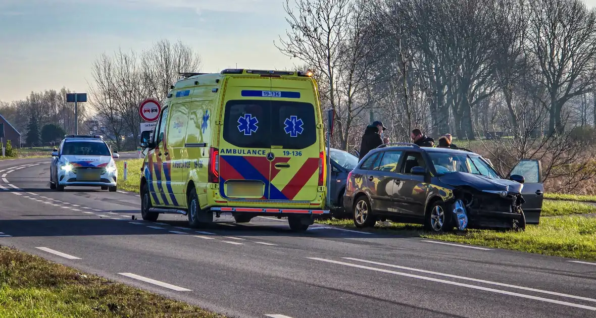 Toevallig passerende ambulance meldt frontale aanrijding - Foto 5