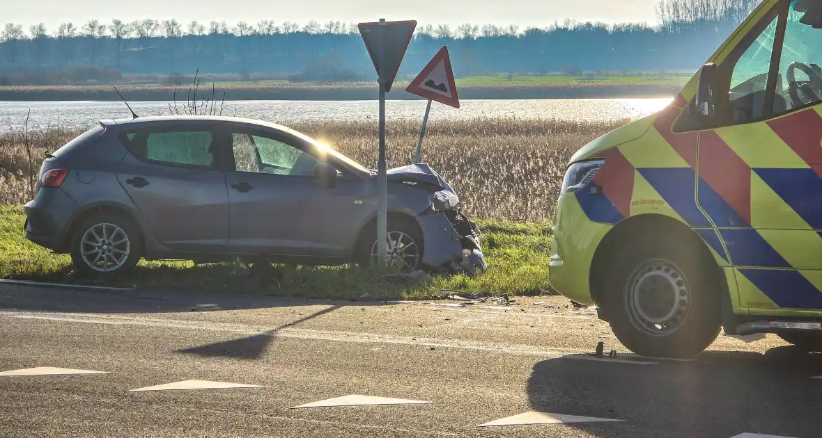 Toevallig passerende ambulance meldt frontale aanrijding - Foto 6