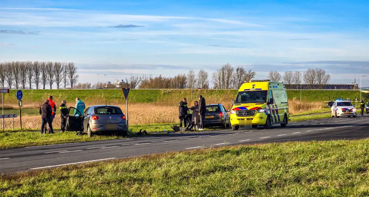 Toevallig passerende ambulance meldt frontale aanrijding - Foto 7