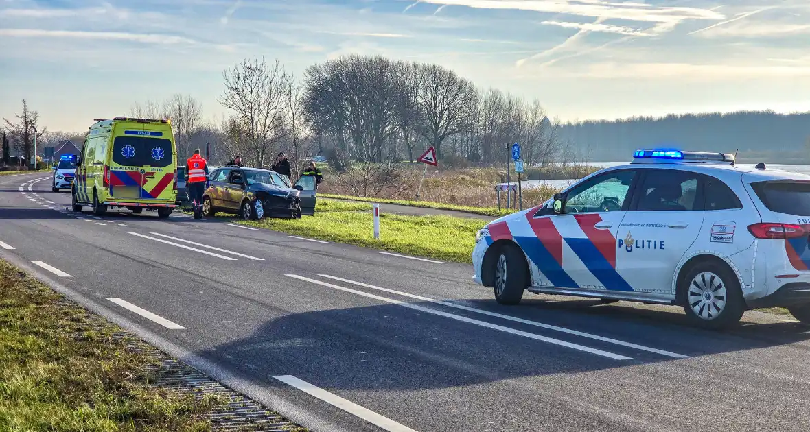 Toevallig passerende ambulance meldt frontale aanrijding - Foto 9