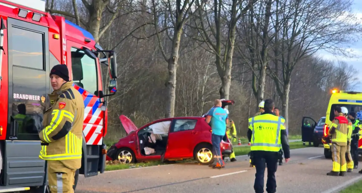 Automobilist zwaargewond bij aanrijding met boom