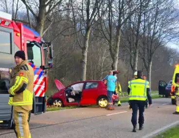 Automobilist zwaargewond bij aanrijding met boom