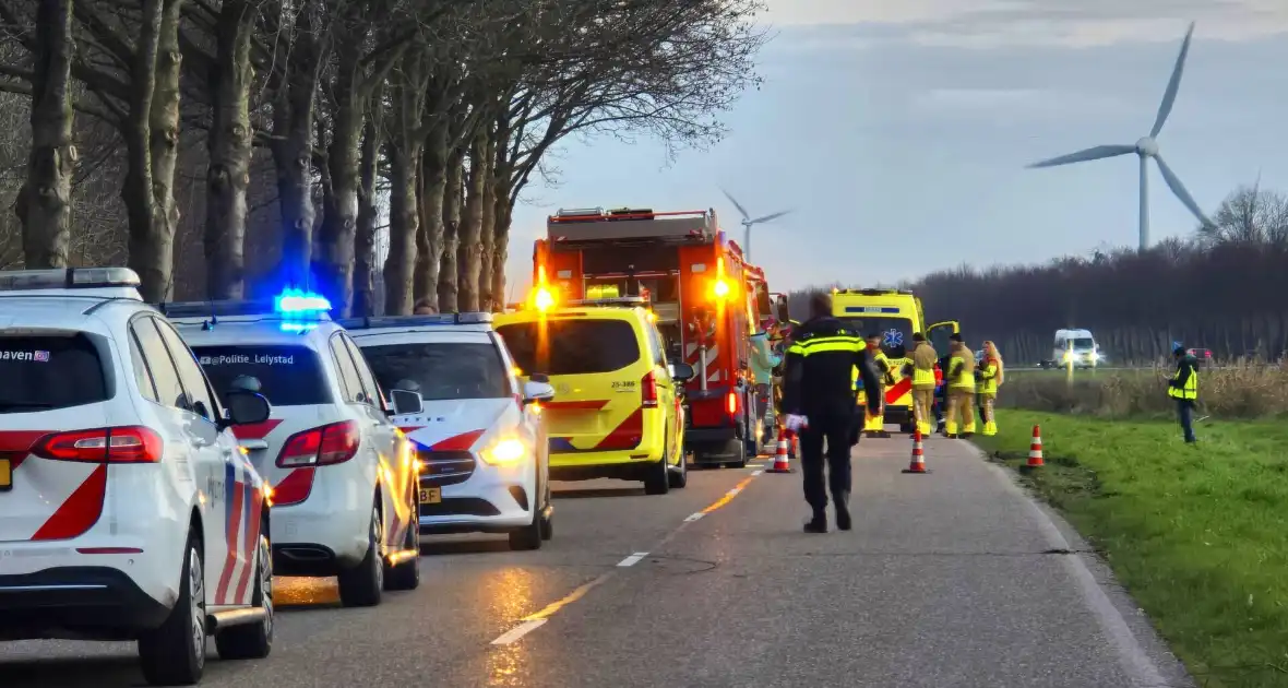 Automobilist zwaargewond bij aanrijding met boom - Foto 2