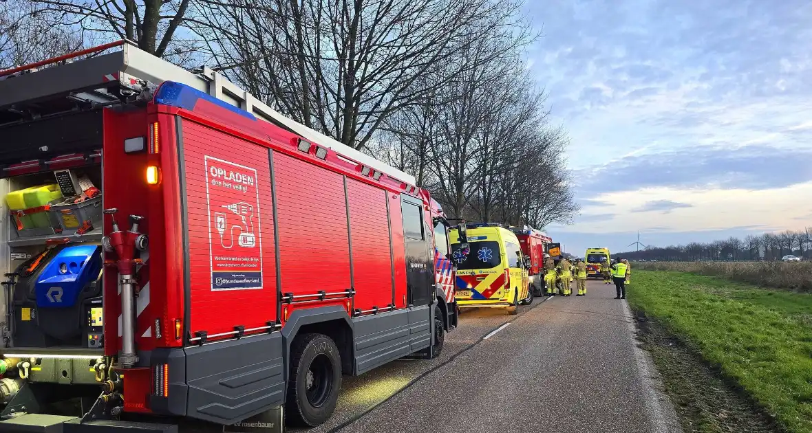 Automobilist zwaargewond bij aanrijding met boom - Foto 3