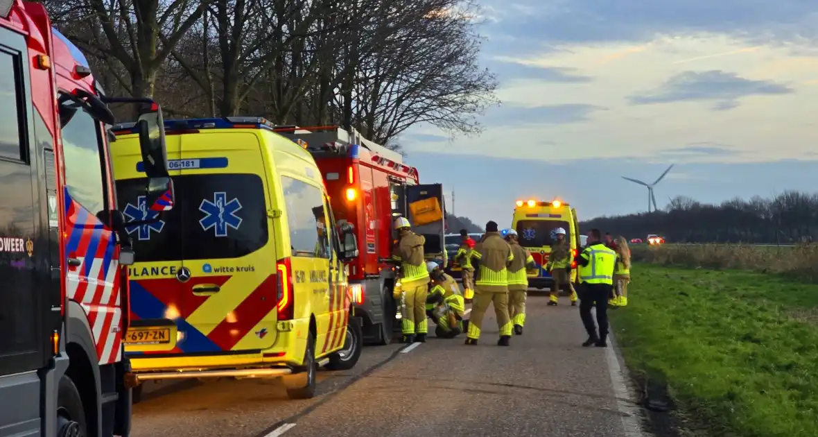 Automobilist zwaargewond bij aanrijding met boom - Foto 4