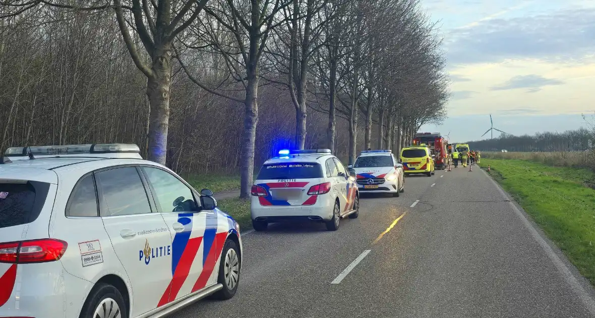 Automobilist zwaargewond bij aanrijding met boom - Foto 5