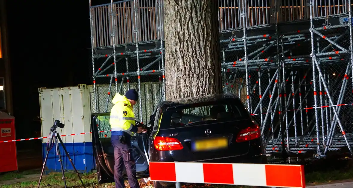 Twee gewonden nadat auto op boom klapt