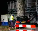 Twee gewonden nadat auto op boom klapt