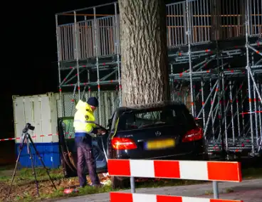 Twee gewonden nadat auto op boom klapt