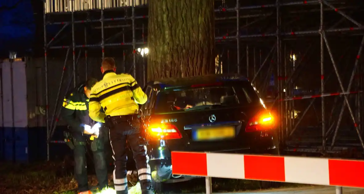 Twee gewonden nadat auto op boom klapt - Foto 3