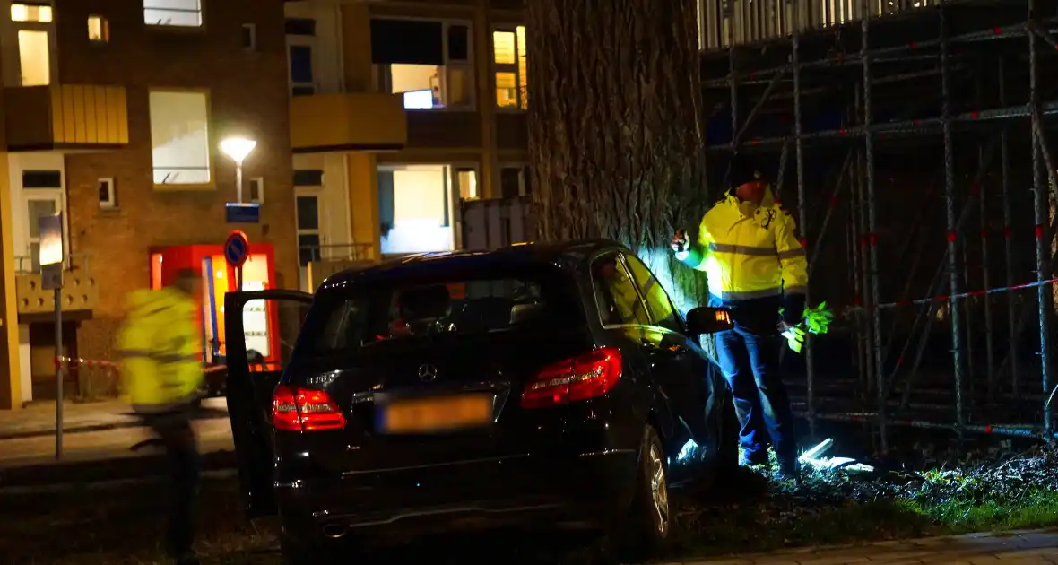 Twee gewonden nadat auto op boom klapt - Foto 5