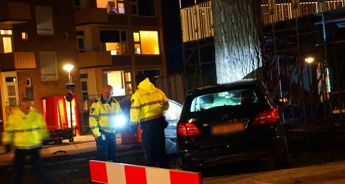 Twee gewonden nadat auto op boom klapt - Foto 6