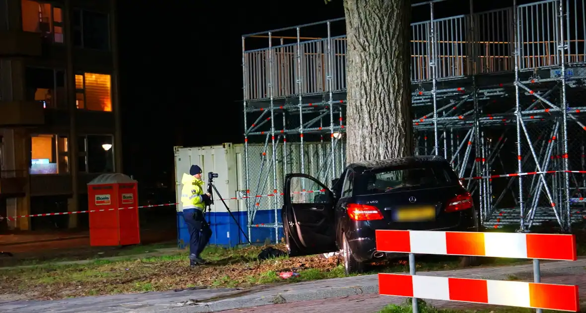 Twee gewonden nadat auto op boom klapt - Foto 7