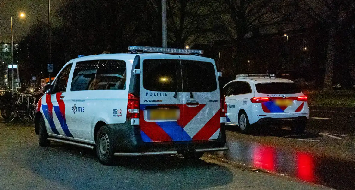 Persoon overvalt winkel en vlucht - Foto 1