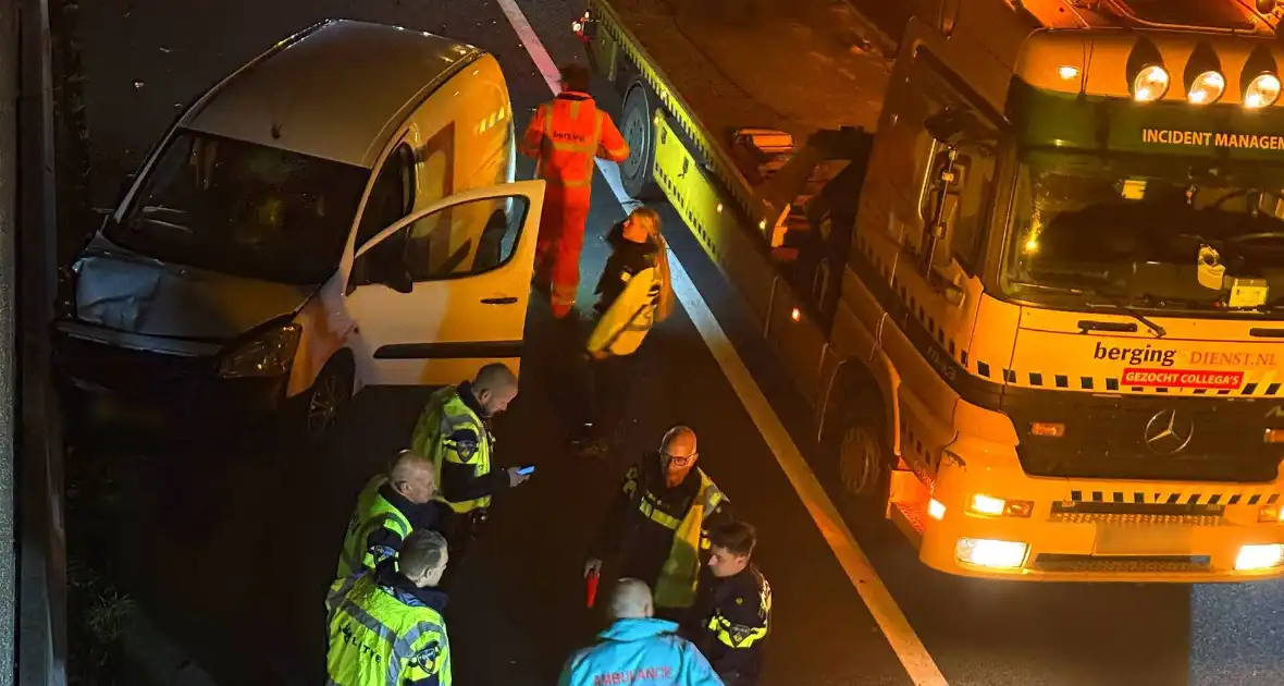 Persoon gewond bij eenzijdig ongeval op snelweg - Foto 1