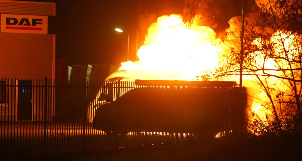 Meerdere voertuigen gaan in vlammen op bij bedrijfswagenspecialist - Foto 1