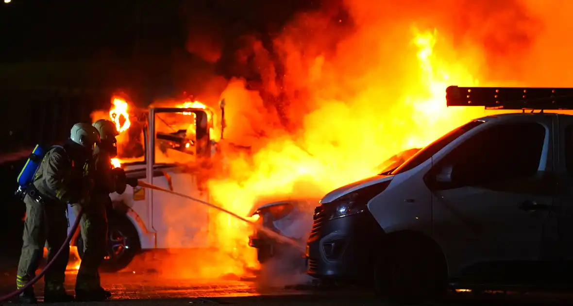 Meerdere voertuigen gaan in vlammen op bij bedrijfswagenspecialist - Foto 4