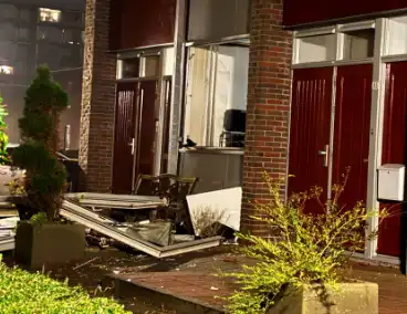 Voorgevel woning verwoest door explosie