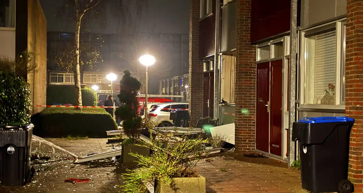 Voorgevel woning verwoest door explosie - Foto 1