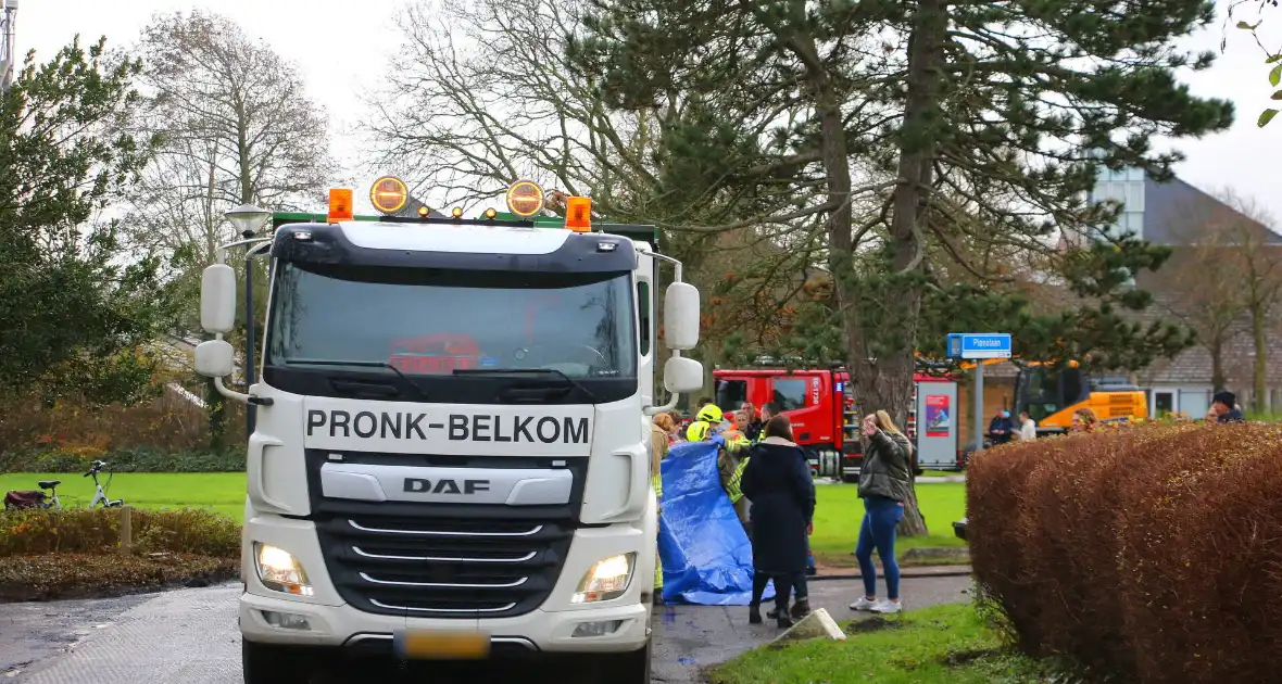 Persoon onder vrachtwagen