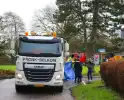 Persoon onder vrachtwagen