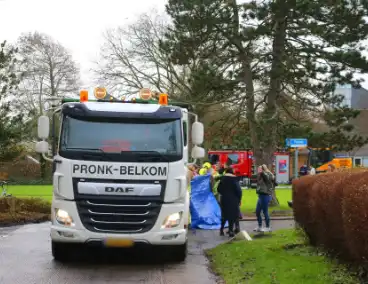 Persoon onder vrachtwagen