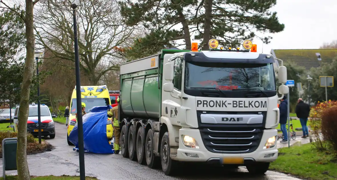 Persoon onder vrachtwagen - Foto 1