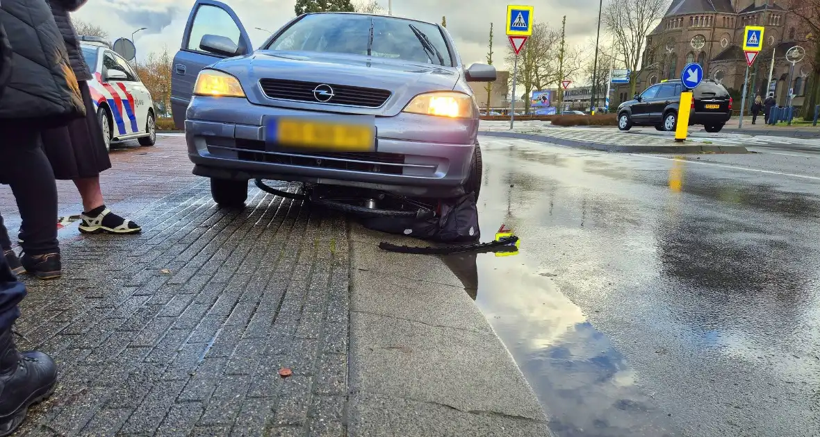 Fiets vast onder auto bij aanrijding